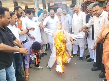 ਬਠਿੰਡਾ: ਫਾਇਰ ਬ੍ਰਿਗੇਡ ਚੌਕ ਵਿਖੇ ਬੀਜੇਪੀ ਸ਼ਹਰੀ ਨੇ ਪੰਜਾਬ ਸਰਕਾਰ ਅਤੇ ਸਾਬਕਾ ਮੰਤਰੀ ਦਾ ਸਾੜਿਆ ਪੁਤਲਾ