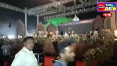 #ମହୋତ୍ସବରେ_ପଶିଗଲେ_ଚାଷୀ !
ଯାଜପୁରରେ ଚାଲିଛି ଯଯାତି ମହୋତ୍ସବ । ହଠାତ୍ ନବନିର୍ମାଣ ସଂଗଠନର ଚାଷୀ ଧାନ ଭାର ଧରି ମଞ୍ଚରେ ଚଢ଼ିକି ହୋହଲ୍ଲା ...