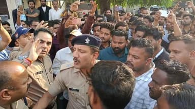 पोस्टमार्टम के बाद परिजनों का फिर प्रदर्शन, डॉक्टर की गिरफ्तारी और कार्रवाई की मांग
#indiakhabar9
#RoorkeeNews
#police...