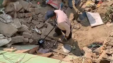 वाराणसी में तेज #धमाके के साथ #गिरा मकान,मलबे में दबकर 2 लोगों की #मौत,दो घायल
वाराणसी के मंडुवाडीह थाना क्षेत्र लहरता...