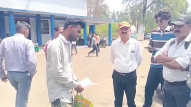 मंडला: जिला योजना भवन में आयोजित हुई जनसुनवाई में आई अनोखी मांग,कलेक्टर से युवक बोला- मुझे IAS बना दो साहब