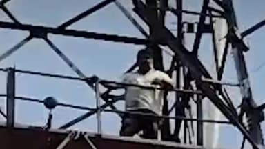 सोनीपत: अवैध घर तोड़ने पहुंचे नगर निगम कर्मचारी, युवक ढाई सौ फीट बिजली टावर पर चढ़ा