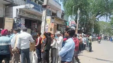 सिरसा मातेश्वरी गैस एजेंसी पर उपभोक्ताओं गैस के लिए हो रही किल्लत।