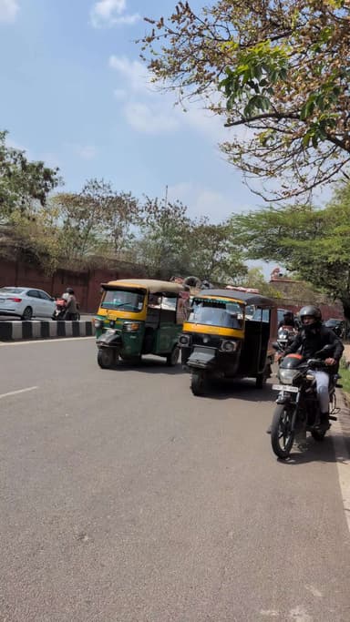 चलती महिंद्रा पिकअप का टायर निकला, दूर जाकर गिरा – बड़ा हादसा टला!#BreakingNews #MahindraPickup #AccidentNews