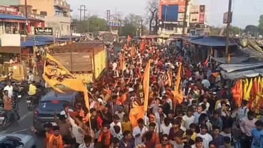 गोला: गोला क्षेत्र में विहिप एवं बजरंग दल द्वारा मंगला शोभायात्रा निकाली गई, सैकड़ों लोग शामिल हुए