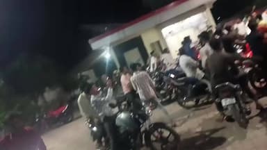 आगर मालवा में पेट्रोल डीजल के भाव बढ़ने की खबर से सभी स्थानीय पेट्रोल पंपों पर वाहनों की भीड़ लगी #iran #america #war