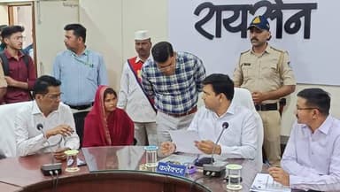 कलेक्टर श्री विश्वकर्मा ने जनसुनवाई में आमजन की समस्याओं का किया निराकरण
–––
–––
कलेक्ट्रेट सभाकक्ष में आयोजित जनसुनवा...