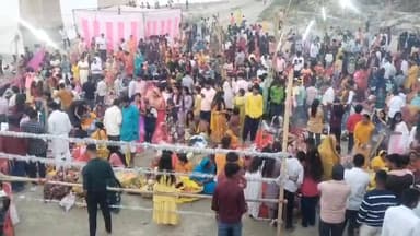 बुधवार की सुबह उदीयमान भुवन भाष्कर को अर्घ्य देने के लिए मांझी के रामघाट पर उमड़ी व्रतियों की भीड़। #viralvideoシ #मांझी #n...