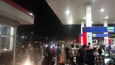पेट्रोल डीजल की कमी की अफवाहों को लेकर पेट्रोल पंपों पर वाहनों की भीड़ जमा हो गई! कलेक्टर ने कहा कि आगर में पर्याप्त है