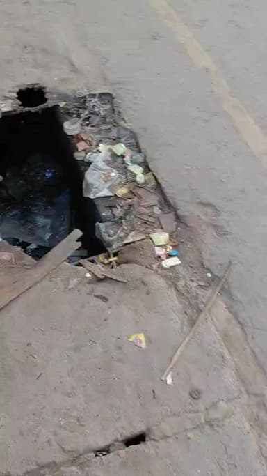 तहसील व ब्लाक इटवा अंतर्गत कठेला कोठी चौराहे पर सडक किनारे खुली नाली से राहगीर व जनता हो रहे घायल,जिम्मेदार बेखबर
तहसील