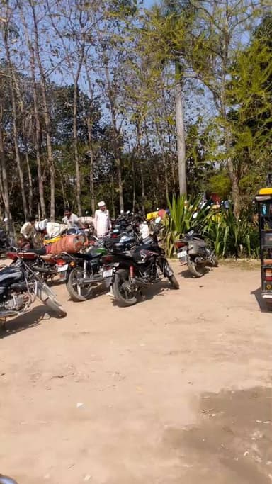 बहराइच: नानपारा (HP) गैस एजेंसी में लोगों की उमड़ी भीड़ दर्जनों गांवों के लोग सिलेंडर लेकर नजर आ रहे हैं