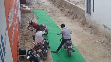 कैराना: कैराना में बेखौफ चोरों ने मैरिज होम के पास से बाइक की चोरी की, सीसीटीवी में कैद हुए आरोपी
