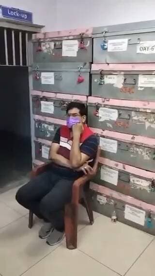 भाई साहब का नाम रमेश है। #यूपी का नाम रोशन करते हुए #तेलंगाना के मलकाजगिरि ज़िले में फर्जी डेंस्टिस्ट बनकर क्लिनिक चला रहे थे।