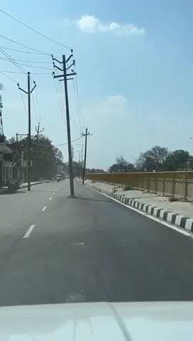 #उन्नाव -
बीघापुर कस्बे की सर्विस लेन में NHAI ने सड़क तो बना दी, लेकिन बिजली का पोल अपनी जगह से टस से मस नहीं हुआ