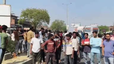 🚧 #देवरिया: गौरीबाजार में गैस संकट पर सड़क जाम
रसोई गैस की किल्लत से परेशान लोगों का गुस्सा अब सड़कों पर दिखाई देने लगा ...