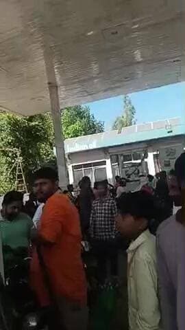 भारत पेट्रोल पंप पर मारपीट कर रहे हैं कुछ डीजल दादा वह शख्स अपनादब सबको डरा रहा है मार रहा है पीट रहा है उसके खिलाफकार्र