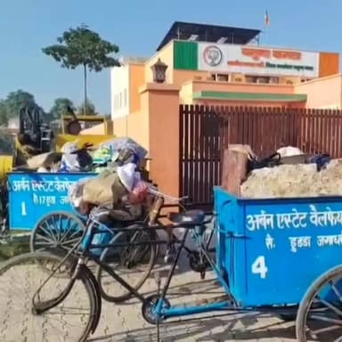 यमुनानगर हुड्डा सेक्टर-17 में कूड़े के निपटान का संकट, नाराज लोग कूड़े से भरी रिक्शा लेकर BJP कमल कार्यालय पहुंचे।।
#Yam...