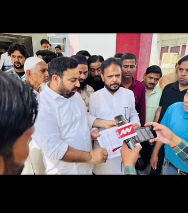 नगर आयुक्त का घेराव कर किया विरोध प्रदर्शन, नगर निगम की कार्यवाही से अमीर निशा मार्केट के व्यापारियों में है आक्रोश।