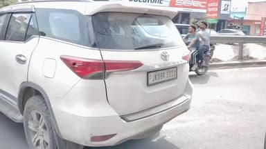 ਪਠਾਨਕੋਟ: ਪਠਾਨਕੋਟ ਦੇ ਦਲੋਜੀ ਰੋਡ ‘ਤੇ ਅੱਜ ਇੱਕ ਦੁੱਖਦਾਈ ਸੜਕ ਹਾਦਸਾ ਵਾਪਰਿਆ, ਜਿਸ ਵਿੱਚ ਇੱਕ ਮੋਟਰਸਾਈਕਲ ਸਵਾਰ ਗੰਭੀਰ ਰੂਪ ਵਿੱਚ ਜਖਮੀ ਹੋ ਗਿਆ। ਪ੍ਰਾਪ