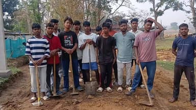 सिसई: स्थानीय #जनप्रतिनिधियों से उठा भरोसा #लाकेया के ग्रामीणों ने #श्रमदान और #चंदा से बना डाला दो किलोमीटर #कच्ची_सड़क