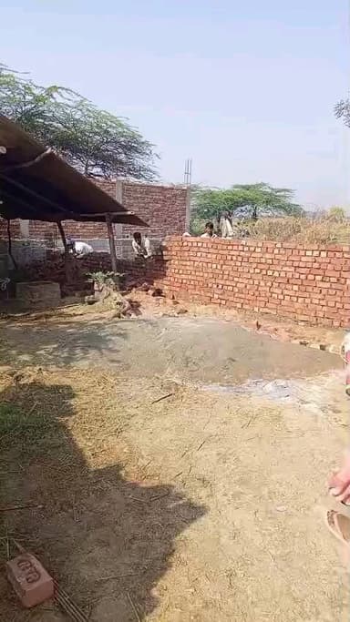 ग्राम प्रधान बेडौरा के अमित मौर्या की दबंगई से गिरवा दि दीवार