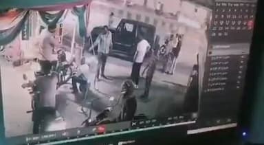 #यूपी: Back to back दो लात और तमाचे... थार से पेट्रोल पम्प पर आए युवक़ों ने पम्प कर्मचारियों को पीटा और थार के टायर्स में एयर भरवाकर चलते बने।