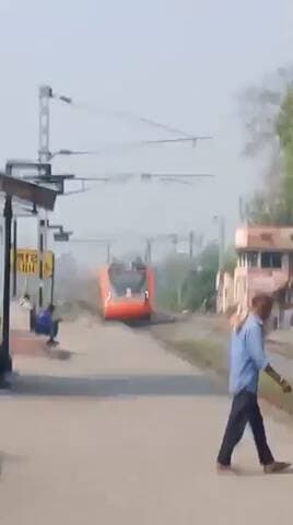 24 मार्च की सुबह #बाढ़ रेलवे स्टेशन पर #खैनी थूकने के दौरान एक व्यक्ति तेज रफ्तार #वंदे #भारत एक्सप्रेस की चपेट में आ गया