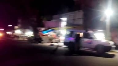 रामगढ़ चौक रामनवमी महावीर जयंती शांतिपूर्ण ढंग से मनाने को लेकर प्रशासन ने निकाली पैदल फ्लैग मार्च।