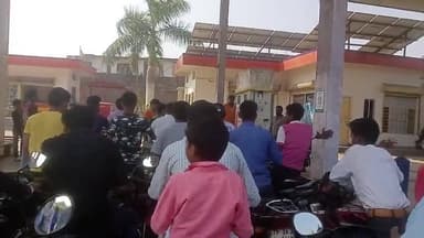 Katahri petrol pump pe pretol ke liye laga bheed
petrol nahi mil raha hai