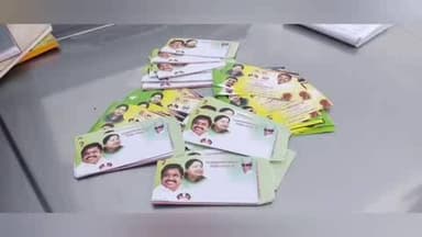 மானூர்: ராமையன்பட்டி சோதனை சாவடியில் தேர்தல் நிலையான கண்காணிப்பு குழுவினர் அதிமுக சின்னம் பொறிக்கப்பட்ட மொய் கவர்கள் பறிமுதல் செய்தனர்.