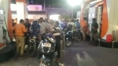 #प्रयागराज में अफवाह उड़ाने के बाद बालसन चौराहे के इंडियन ऑयल पेट्रोल पंप पर लगी भीषण भीड़ पेट्रोल पंप कर्मचारी परेशान ।...