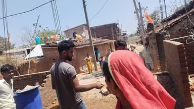 pokhari kalan tongri muhalla
hadis miya aur uska beta sadam sakhtar sadre anwar gulam milkar ghar ke diwar ko toda mara