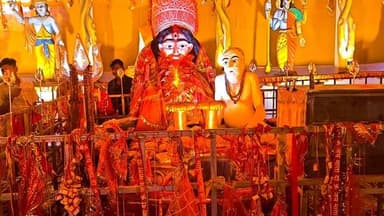 नवपत्रिका संग गूंजा #कतरास, महासप्तमी पर उमड़ा आस्था का सैलाब
#धनबाद के #कतरास_बाजार स्थित #राजबाड़ी में चैती #दुर्गाप...