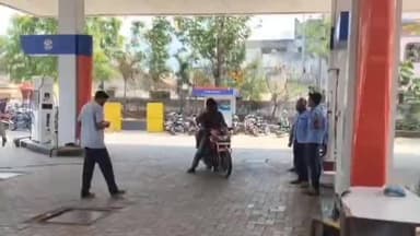 రామచంద్రపురంలో పెట్రోల్ బంకులో నో స్టాక్ బోర్డు