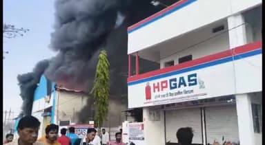 सिवनी: गैस एजेंसी के पास रूई के गोदाम में लगी आग, मची भगदड़, मौके पर पहुंची पुलिस