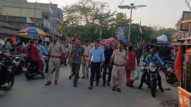 सिसई: #रामनवमी के पूर्व संध्या पर #पुलिस_प्रशाशन ने निकाला #फ्लैग_मार्च, #असामाजिक तत्वों पर रहेगी कड़ी #नजर