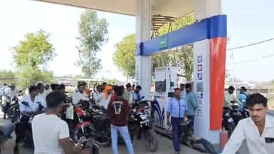 गौहनिया की पेट्रोल टंकी पर लंबी कतार लगी,
पेट्रोल खत्म हुआ तो सबकी सांसें थमी।
कोई बाइक धकेल रहा, कोई मायूस खड़ा,
तेल की...