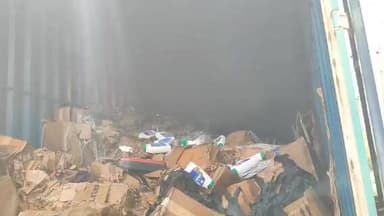 #बहरोड़ के गांव #शेरपुर में बीती रात करीब 1:15 बजे बड़ा हादसा हो गया, गोकलपुर की ओर से आ रहा कंटेनर सड़क पर गुजर रही 11 ...