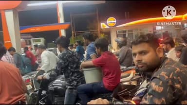 सतना के पेट्रोल पंपों पर डीजल व पेट्रोल के लिए वाहनों की लगी लंबी कतार