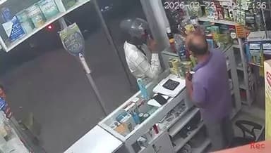 #हरिद्वार में एक बदमाश ग्राहक बनकर मेडिकल स्टोर पहुंचा। दवाइयों का ऑर्डर दिया। जैसे ही दुकानदार सत्यशील वत्स दवाइयां निकालने आगे बढ़े,