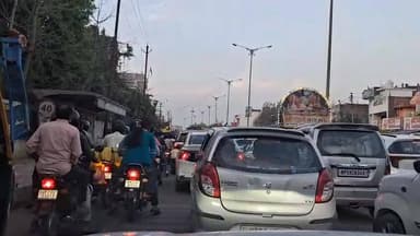 #प्रयागराज कमिश्नरेट में यमुनानगर जोन के पुलिस चौकी मामा भांजा के पास रोड पर जाम लगा है पुलिस नदारत ।
#prayagraj_news #y...