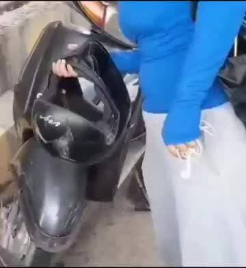 जयपुर में युवती की स्कूटी से एक युवक की बाइक टच हो गई तो युवती ने तोड़ डाली बाइक।
#jaipur #bike #scooty #broke #touch #