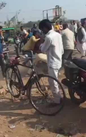 नौगढ़: सिद्धार्थ गैस एजेंसी बर्डपुर पर लाइन में लगे लोगों के बीच हुई मारपीट, वीडियो हुआ वायरल