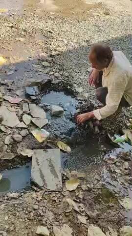 खाकर माला ग्राम पंचायत के टीकर गांव का मामला ग्रामीण परेशान नल कलेक्शन का पानी रोड पर निकलता हुआ