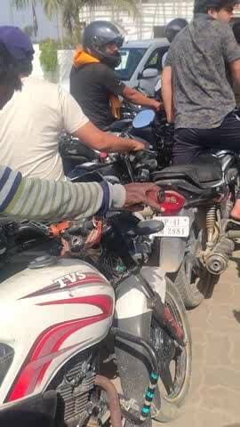 सतगुरु पेट्रोल पंप हैदरगढ़ रोड बड़ेल ओवर ब्रिज के पास अधिक भीड़ होने के वजह से नहीं दे रहे है पेट्रोल