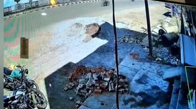 शिवपुरी नगर: सेलिब्रेशन गार्डन के पास कार ने स्कूटी को टक्कर मारी, मां-बेटी गंभीर घायल; सीसीटीवी में कैद