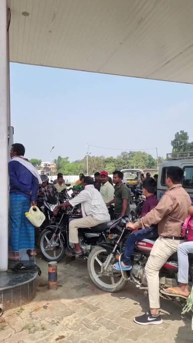 बेनीपट्टी में कई पेट्रोल पंप प्रभावित, कई बंद... कई पर राशनिंग सिस्टम लागू... बाइक में ₹100 व कार में ₹300 का तेल मिल रह...