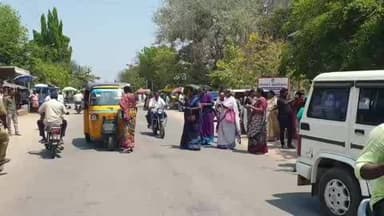 அரக்கோணம்: அரக்கோணத்தில் நூறு சதவீத வாக்குப்பதிவு விழிப்புணர்வு பேரணியில் திருநங்கைகள் துண்டு பிரசுரம் வழங்கி விழிப்புணர்வு