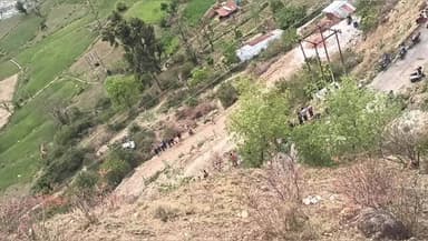 नौगांव पुरोला मोटर मार्ग पर मंजियाली के पास एक अल्टो वाहन अनियंत्रित होकर गहरी खाई में गिरा, चालक की हुई मौत