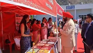 पिथौरागढ़: राज्यपाल लेफ्टिनेंट जनरल गुरमीत सिंह ने पिथौरागढ़ में विभिन्न स्टालों का निरीक्षण किया